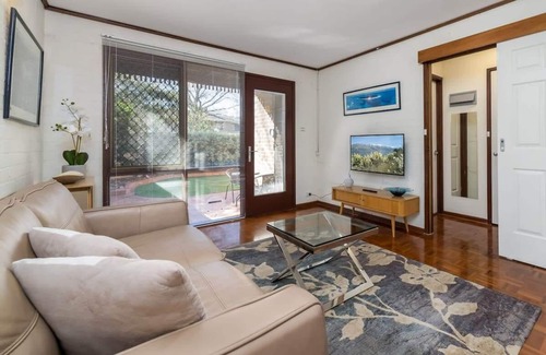 Braddon Apartment | Peaceful 1-Bed by City Centre with Secure Parking