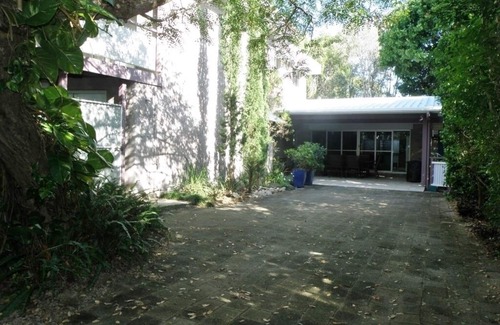 Point Lookout House | Pets allowed at this three bedroom beachhouse only minutes walk to beaches.