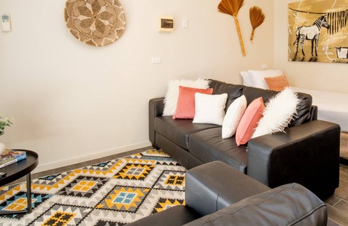 Batehaven Apartment | Poolside 2-Bed Unit, Next to Casey’s Beach