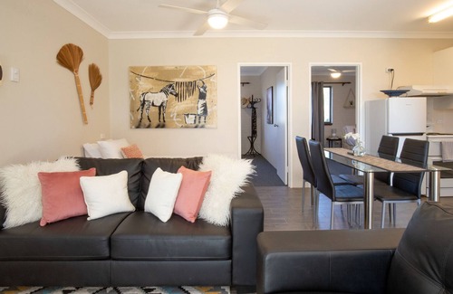 Batehaven Apartment | Poolside 2-Bed Unit, Next to Casey’s Beach
