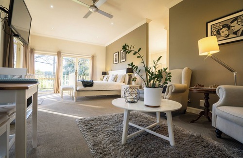 Emerald Bed & Breakfast | Private Suite, Spa, Double shower, log fire, rural views & farm animals