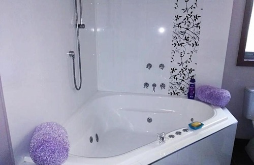 Hepburn Springs House | Purple House - corner spa, views and wildlife