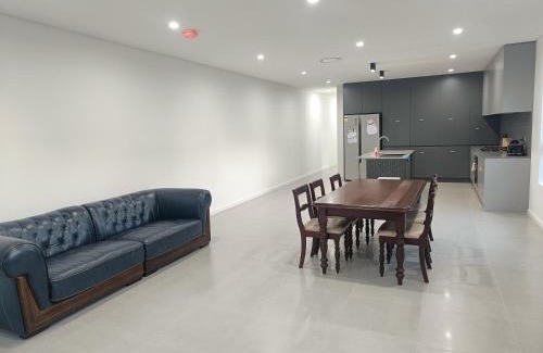 Guildford House | Queen Room in Spacious, Modern House - NR3