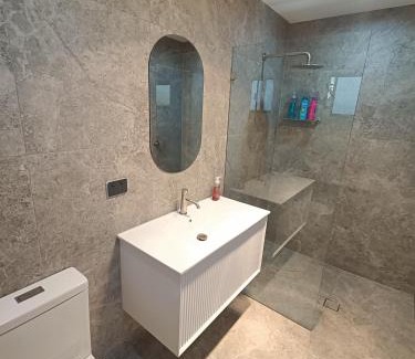 Guildford House | Queen Room in Spacious, Modern House - NR3
