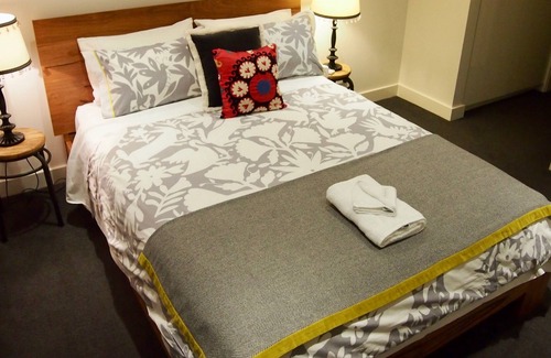 Collingwood Apartment | Quiet stylish haven in lively precinct