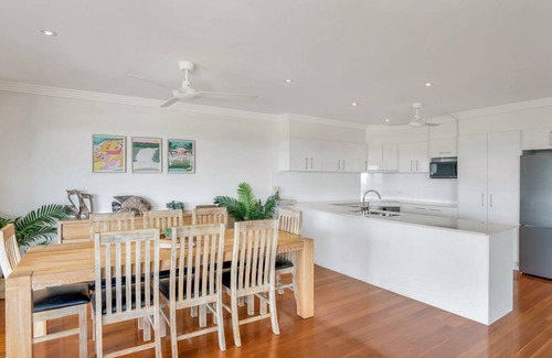 Rainbow Beach House | Rainbow Towers 2 - Rainbow Beach. High on the Hill. Panoramic Views. Wi-Fi. Pool