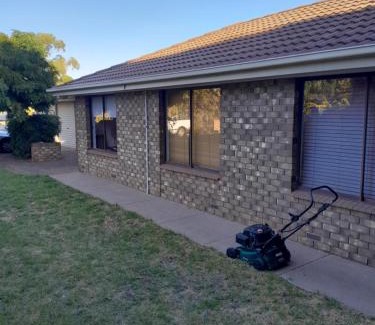 Trott Park Hostel | Red Kennel Budget Private Rooms - Trott Park