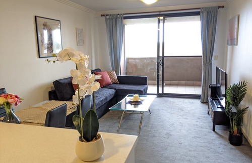 Alexandria Apartment | Resort style one bedroom plus study close to the City