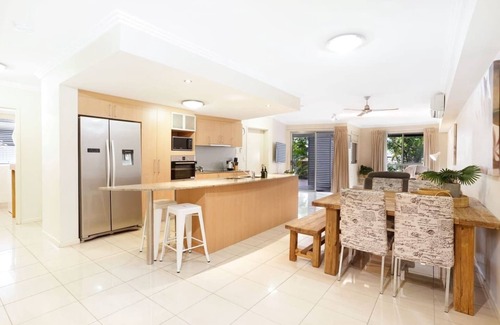 Cairns North Apartment | Royal Pavillions City Escape- Luxurious Apartment | Pool | Walk to Esplanade & Dining