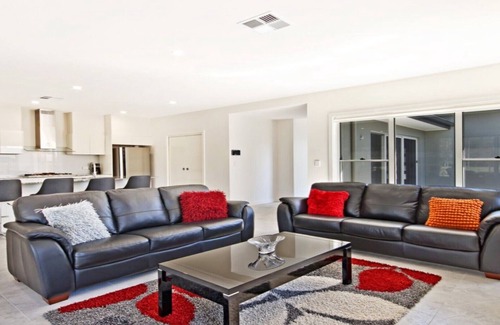 Pokolbin House | SANTA ANA RETREAT - THE VINTAGE HOLIDAY HOUSES