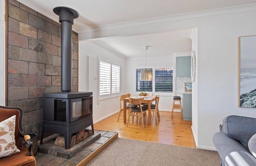 Merimbula Cabin | Sapphire Cottage Pet Friendly 3 bedroom House