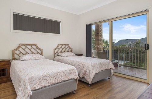 Bonny Hills House | Sea-eagle sanctuary - views, pool, stroll to beach