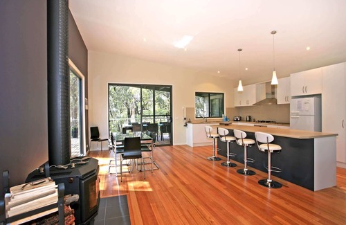 Aireys Inlet House | Seaside Delight I Walk to Beach I 2 Living Rooms