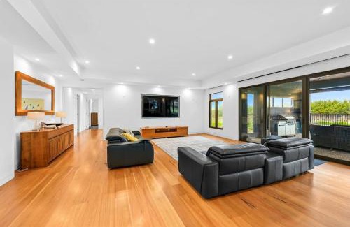 Hastings House | Serene Coastal Retreat in Hastings w pool