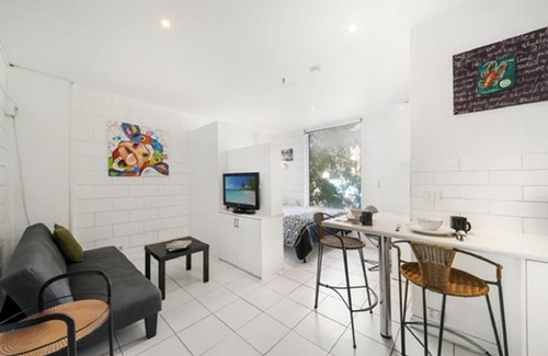 Melbourne Central Business District Apartment | ShelleyStayz Flinders St