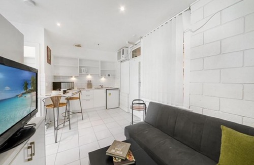 Melbourne Central Business District Apartment | ShelleyStayz Flinders St