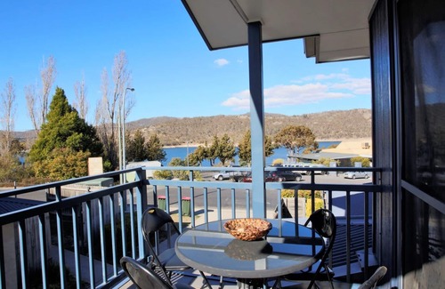 Jindabyne House | Silvertrees 5 - Central 3BR Townhouse l Lake Views l Spa l BBQ l WiFi