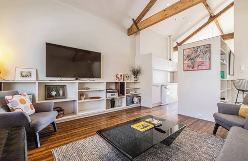 Collingwood Apartment | Smith Street Studio Trendy Inner City Balcony Stay
