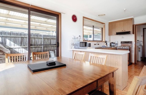 Dromana House | Solanders Retro Residence By the Beach Group Stay