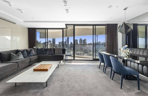 Darlinghurst Apartment | Sophisticated 2BR apartment w/ stunning harbour views, use of pool