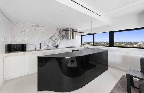 Darlinghurst Apartment | Sophisticated 2BR apartment w/ stunning harbour views, use of pool