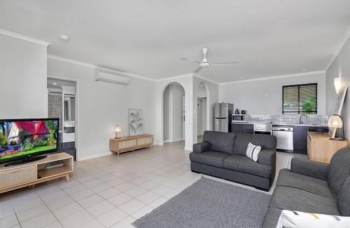 Palm Cove Apartment | Spacious 1 Bedroom Mango Resort Apartment Palm Cove