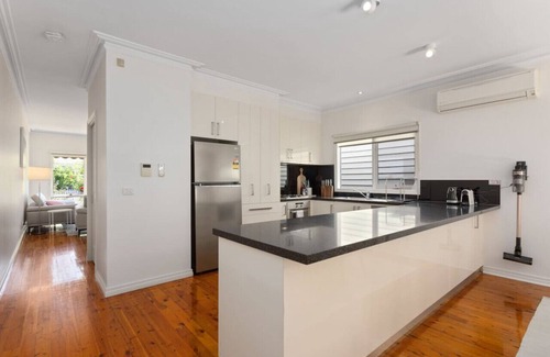 Flemington House | Spacious 3-Bed House near CBD
