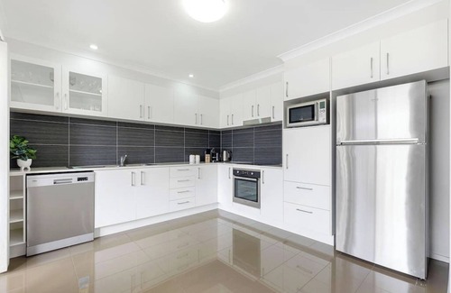 Maroochydore House | Spacious 3BR Townhouse Pet Friendly Shops Nearby