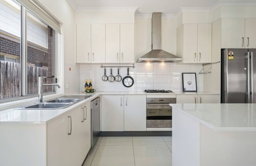 Gungahlin House | Spacious 5 Bedroom Family Retreat in Franklin