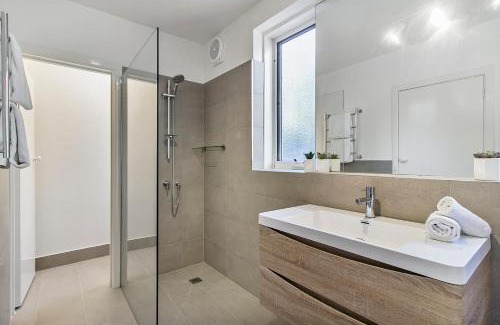 Saint Kilda South Apartment | Spacious apartment within minutes of Acland Street