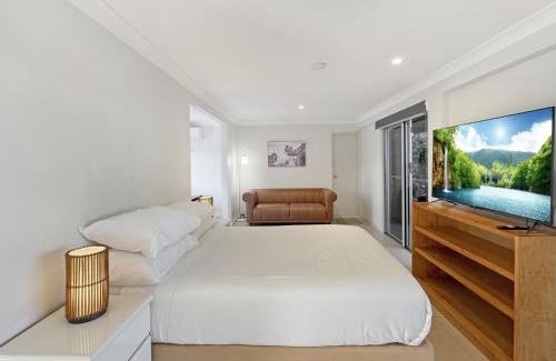 Surf Beach Apartment | Spacious Beach Studio With Alfresco Dining
