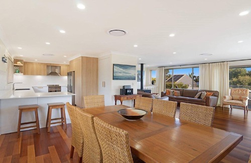 Killcare Heights House | Spacious Family Retreat by HolidayCo.