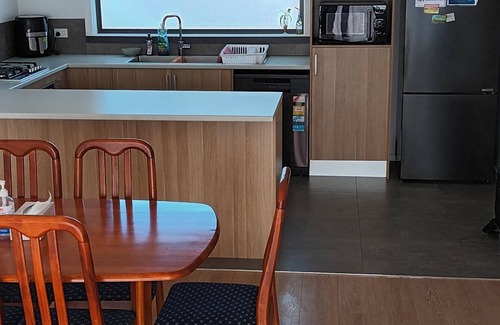 Melbourne House | Sredna Home 🏡 3-bedrooms townhome with WiFi, AC in Welcoming West Footscray