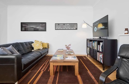 St Kilda Apartment | St Kilda Quiet *Chapel St* Ground FLR 2bed+Parking