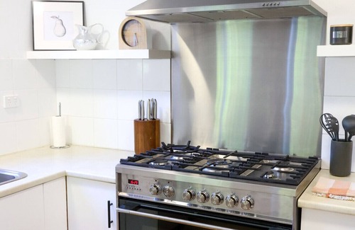 Turvey Park House | Stay at Beauty Point Wagga 4BDR 2BA w Pool and Views