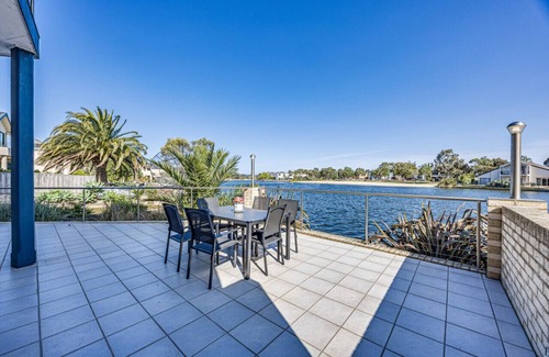 Sanctuary Lakes House | StayAU 6BR Deluxe Lakeview House Point Cook