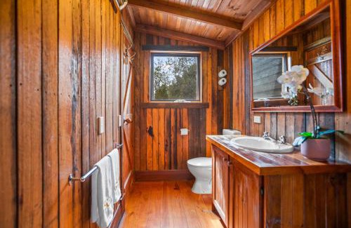 Badger Creek House | StayAU The Loft 1BR Rustic Picturesque Cottage