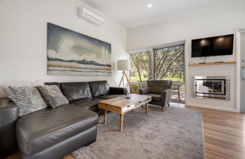 Lake Crackenback House | Stillwater Chalet B - Amazing Lakefront 2BR Chalet l BBQ l Gym l Tennis l Indoor Pool
