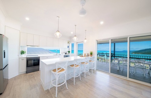Airlie Beach House | Stunning 3 bedroom House with 180 degree ocean views