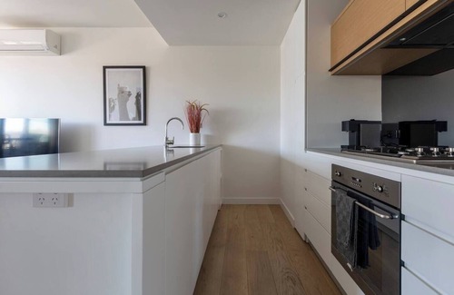 Richmond North Apartment | Stunning Modern Style with a Gym Pool and Spa