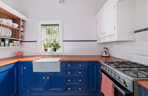 Bondi Beach Apartment | Stylish and characterful 2BR garden apartment, walk to beach