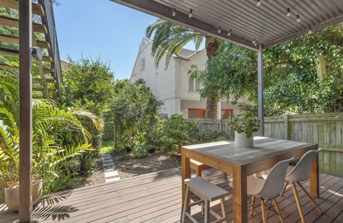 Bondi Beach Apartment | Stylish and characterful 2BR garden apartment, walk to beach