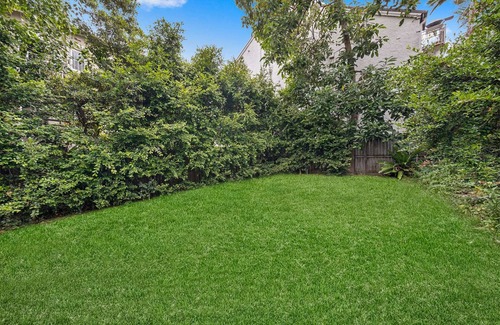 Bondi Beach Apartment | Stylish and characterful 2BR garden apartment, walk to beach