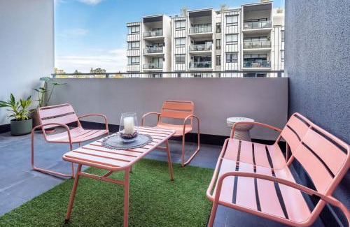 West End Apartment | Stylish Apartment with Rooftop Pool