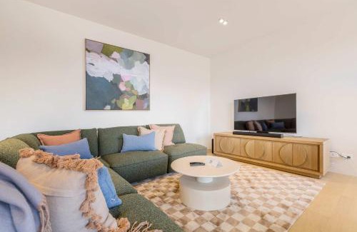 Malvern Apartment | Stylish Spacious Apartment in Malvern