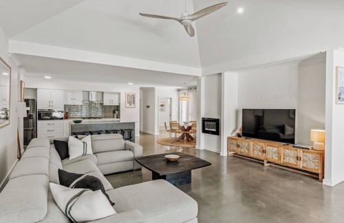 Dunsborough House | Sundrift: Tranquil Retreat with Spectacular Views