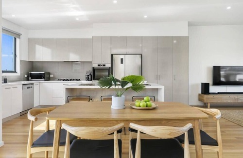 Torquay House | Sunrise Elegance in the Heart of Torquay.