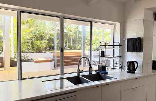 Hallett Cove Villa | Sunset Ocean Deck, Garden BBQ, Fast Wi-Fi, Walk to Beach – Romantic Coastal Stay