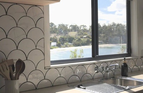 Surveyors Bay Cottage | Surveyors Cottage - a quiet retreat by the sea