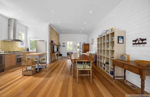 Sorrento House | SWEET ROSE COTTAGE, WALK TO SORRENTO BEACH FORESHORE, SUPERB LOCATION!